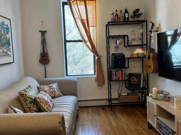 282 Griffith Street image 1 of 10