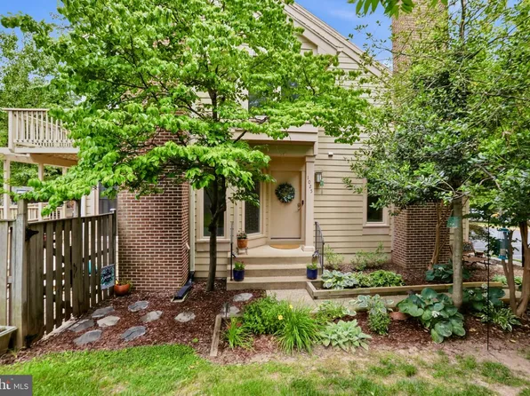 1025 Boros Ct, Herndon, VA 20170
