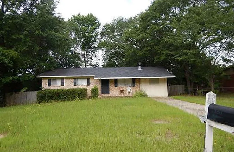 1423 Hagan Dr photo 1