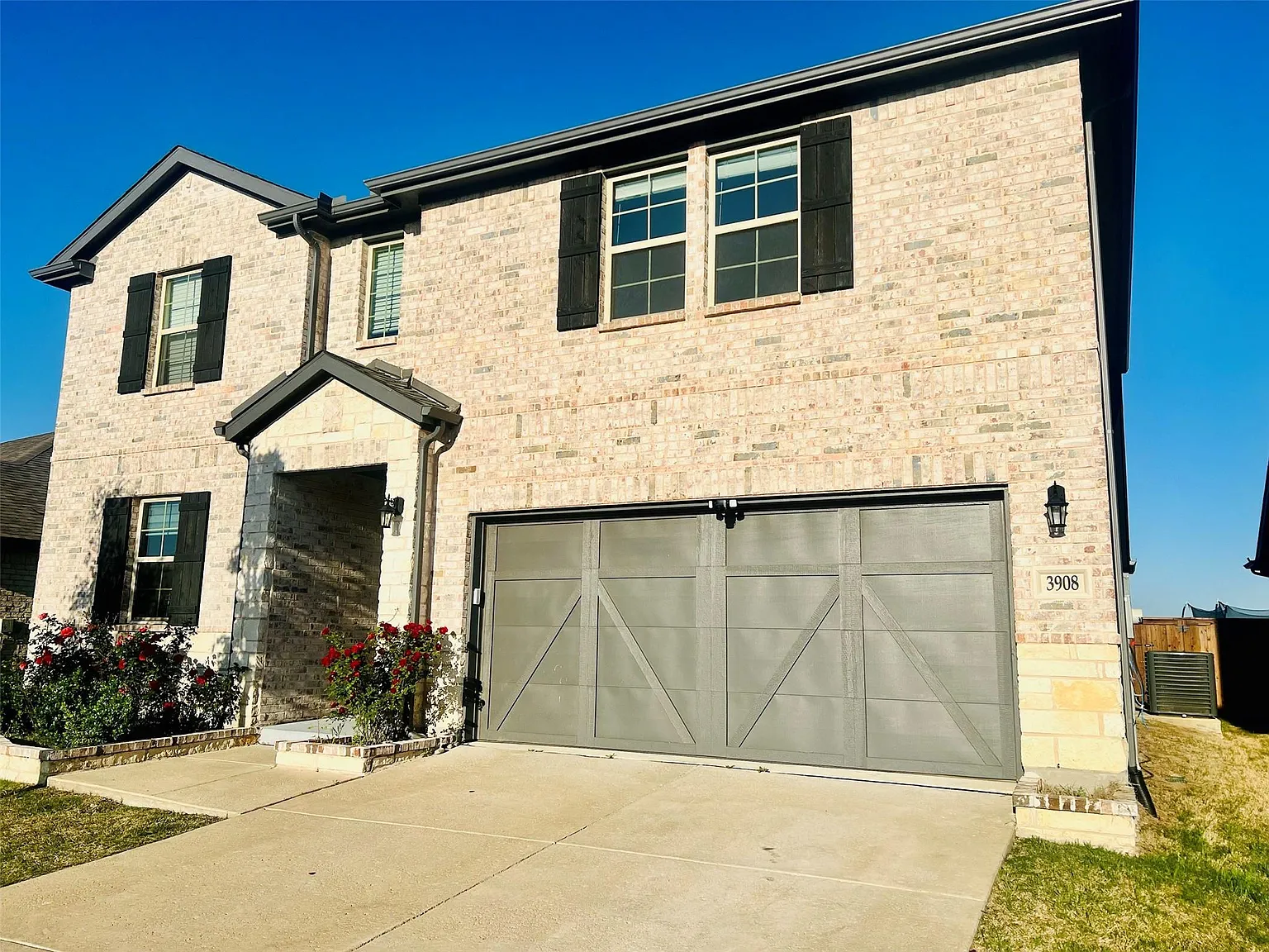 5 bed, 2805 sqft, $3,000 — Photo 2