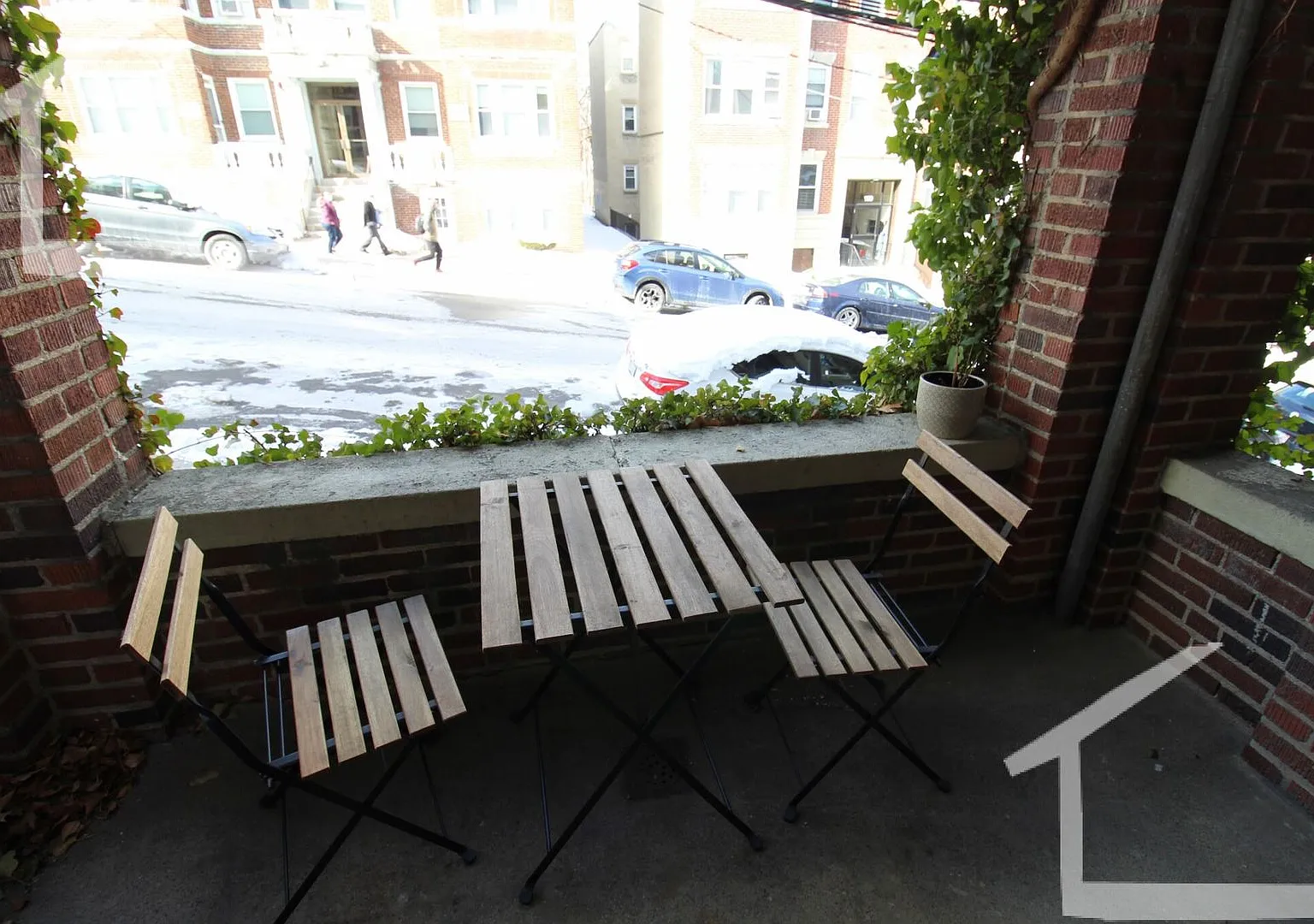 large 2 bed with porch — Photo 1