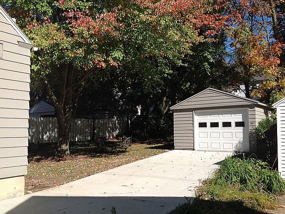 3rd image of 1138 Lake Grove Ave SE