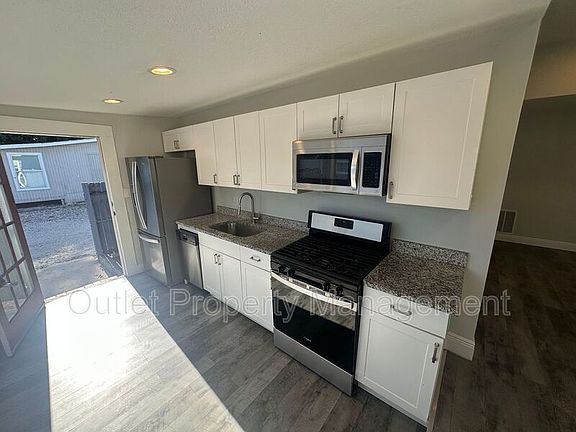 4th image of 129 E Concord St #129B