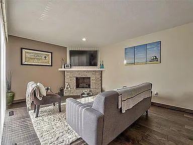 4 bed, 2.5 bath, 1850 sqft, $2,250 — Photo 2