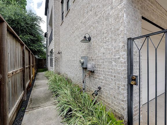 2nd image of 3918 Floyd St