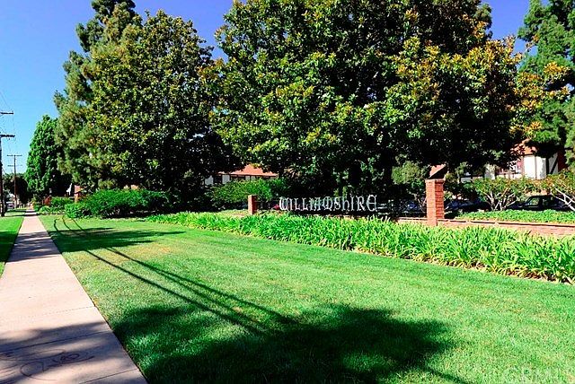 Welcome to the tranquil and pleasant community of Williamshire, a condo community that offers spacious condos in a convenient location in Tustin.