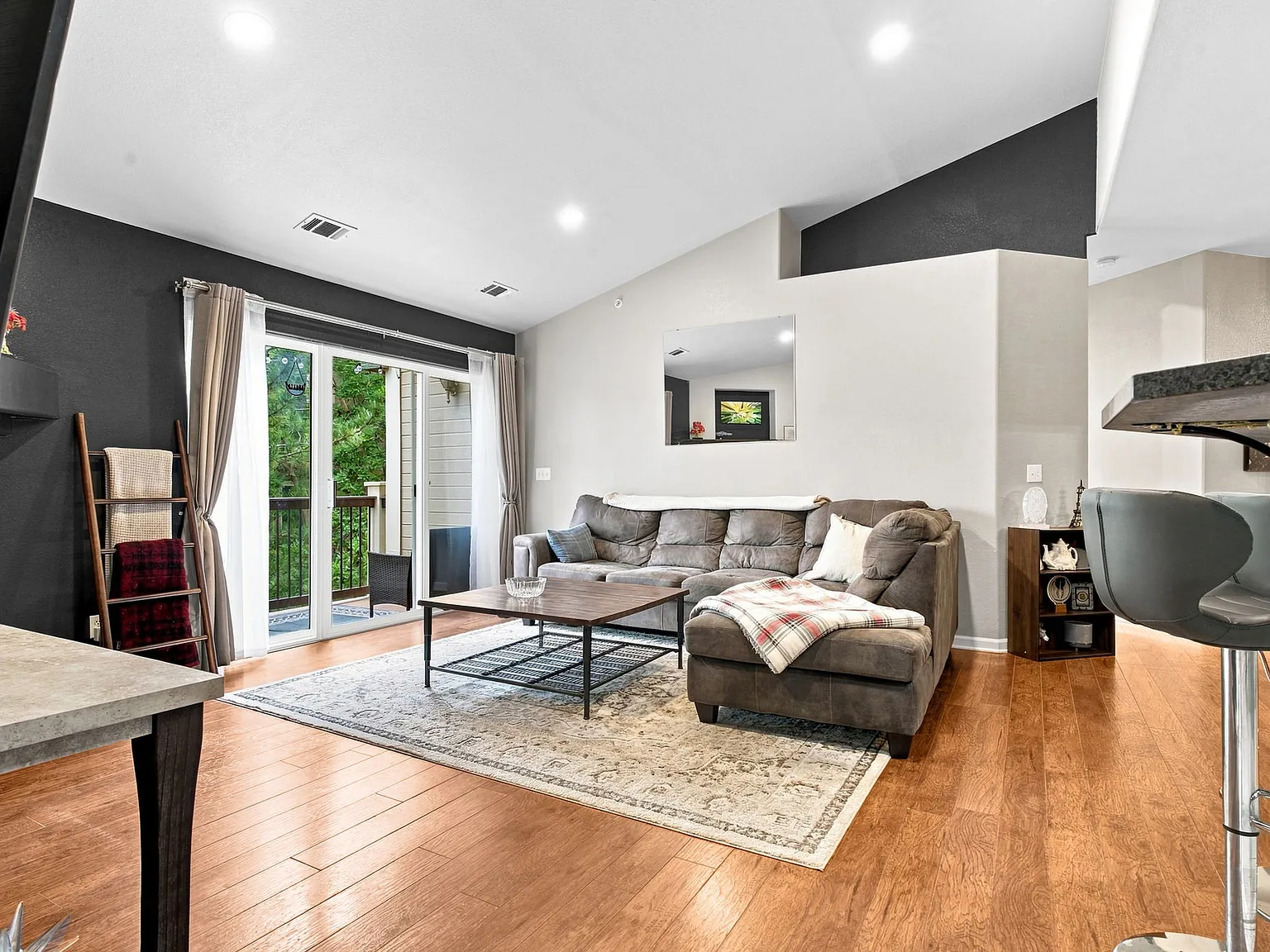 2 bed, 1108 sqft, $3,000 — Photo 4