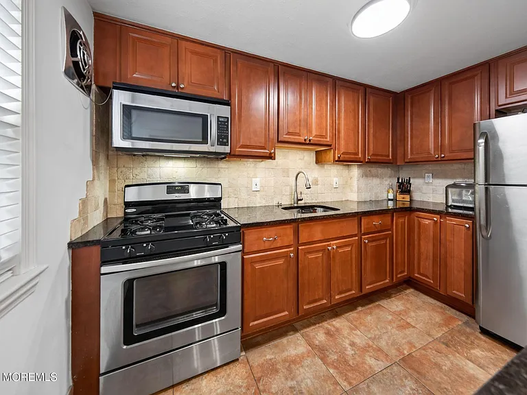 11 Manor Dr #111 — Photo 15