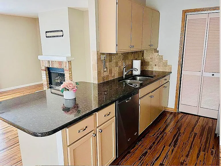 450 Valley Dr #201 — Photo 8