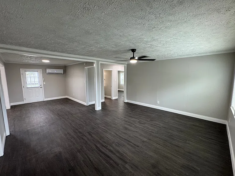 2422 Elliott St — Photo 4
