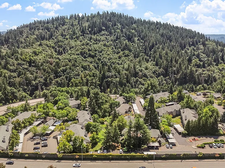 Creekside Apartments — Photo 12