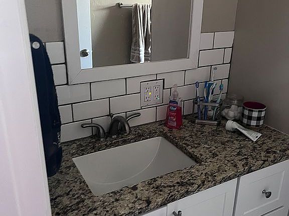 4th image of 785 Oak St