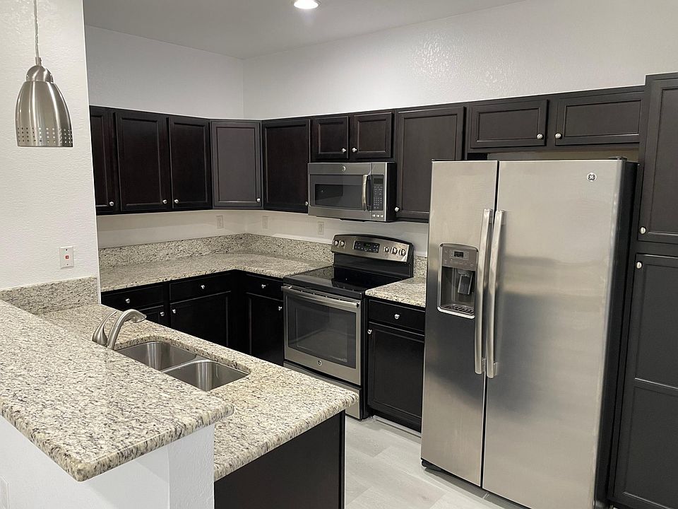 Kitchen with plenty of cabinets & counter space for large family