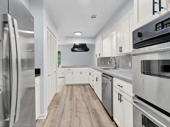 14 Shadowood Ln, Gainesville, TX 76240