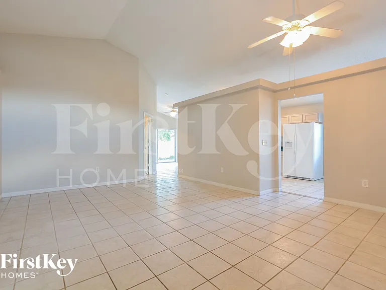 521 Finch Ln — Photo 3