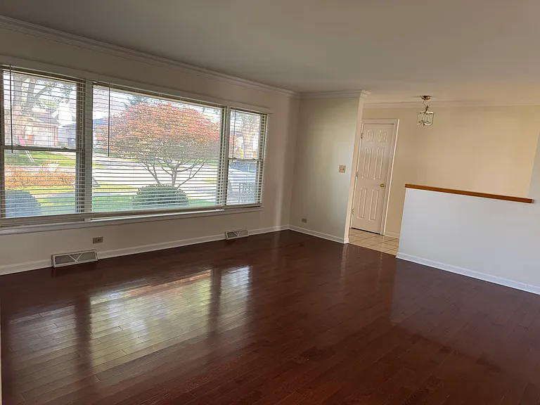 860 Madelyn Dr — Photo 3