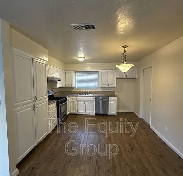 547 W Tulare Ave #A — Photo 5