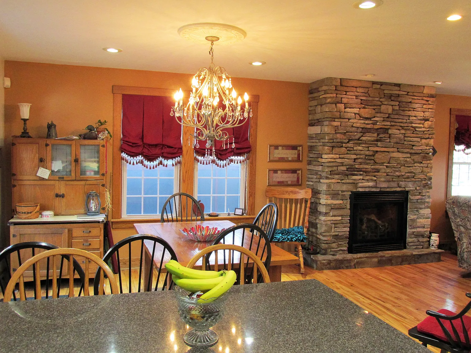 75 E Kerr St photo 1
