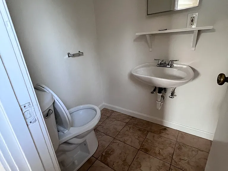 1122 W Oldfield St — Photo 6