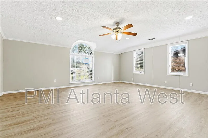 3 bed, 3.0 bath, 2948 sqft, $2,350 — Photo 2