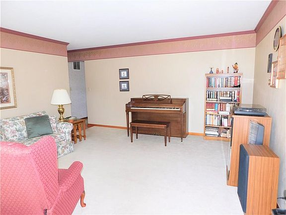 3rd image of 303 E Meadow Ct
