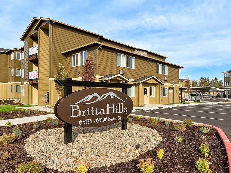 Britta Hills — Photo 18