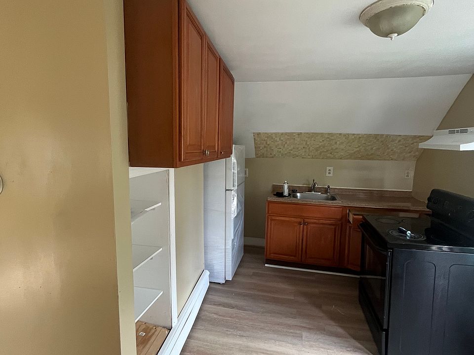 1st image of 32 Peck St APT 3