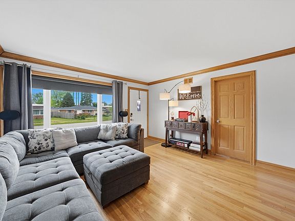 5th image of 10352 Leslie Ln