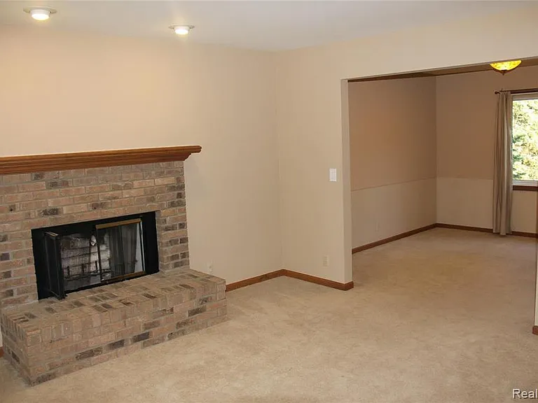 1947 N Fairview Ln — Photo 8