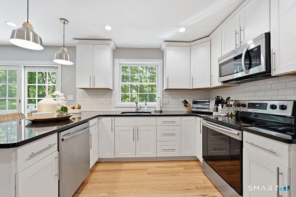 3 bed, 2.5 bath, 2516 sqft, $3,500 — Photo 3