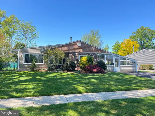 47 Thorny Apple Ln, Levittown, PA 19054