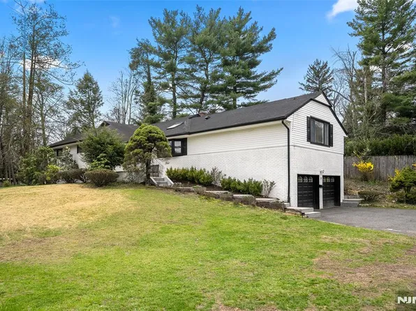 7 Wierimus Ln, Hillsdale, NJ 07642