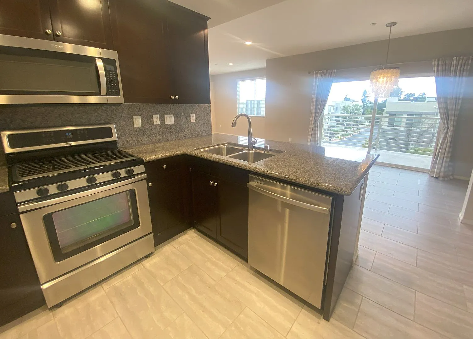 Single-Level 2-Bedroom Condo in the Prestigious South Bay 360 Community! — Photo 4