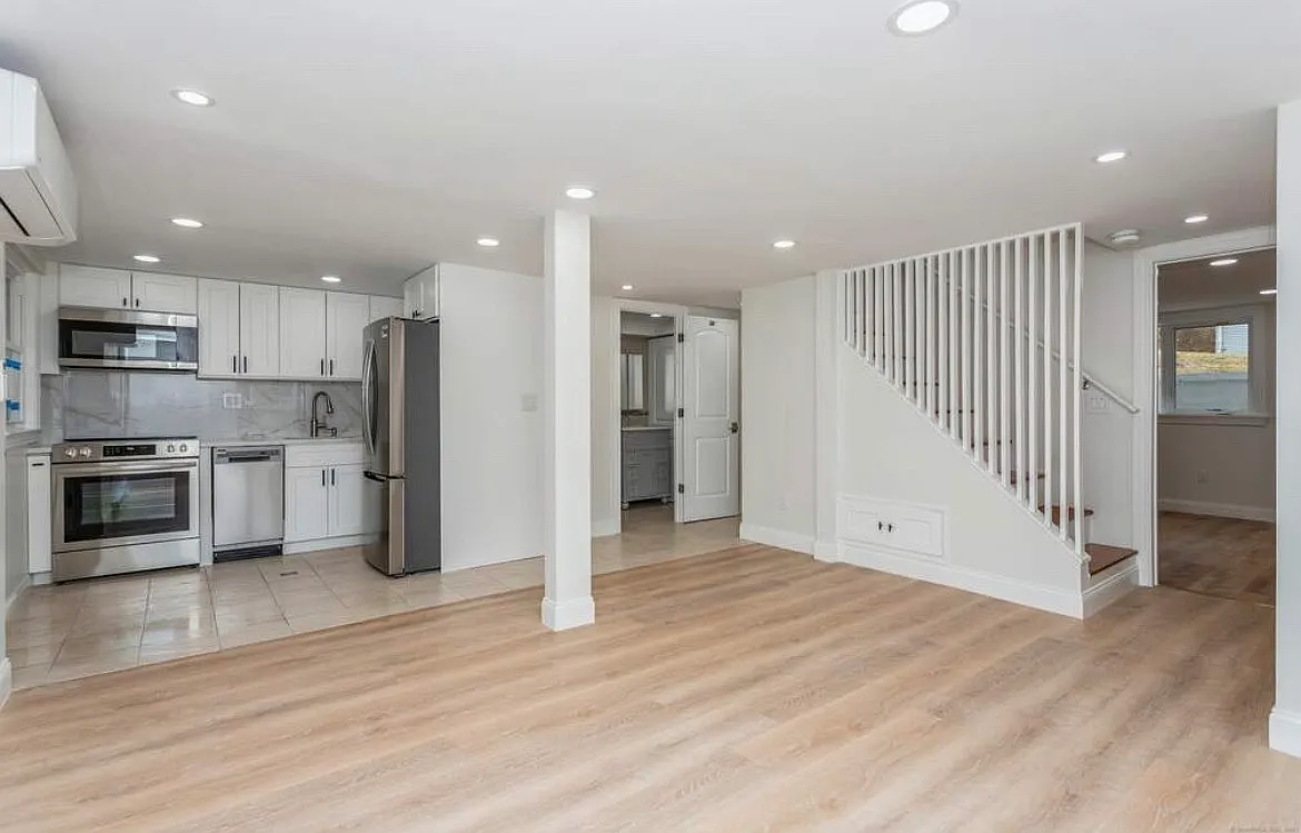 2 bed, 740 sqft, $2,300 — Photo 2
