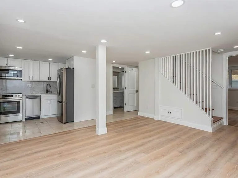 11 Woodlawn Ave #11A — Photo 2