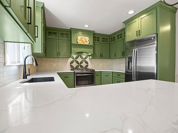 5th image of 312 River Crossing Ct
