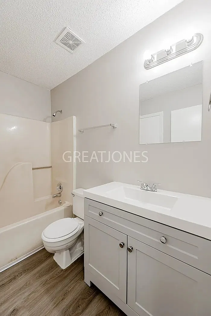 3 bed, 1.0 bath, 924 sqft, $1,115 — Photo 2
