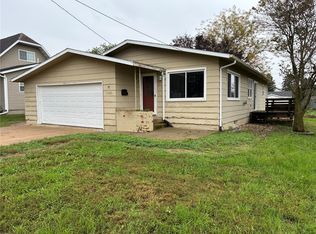 1122 E 3rd St, Vinton, IA 52349
