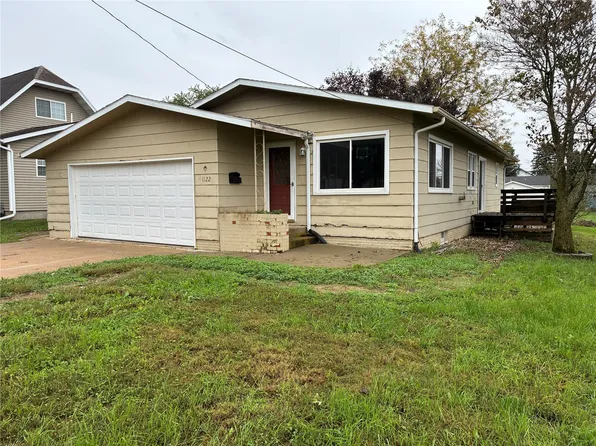 1122 E 3rd St, Vinton, IA 52349