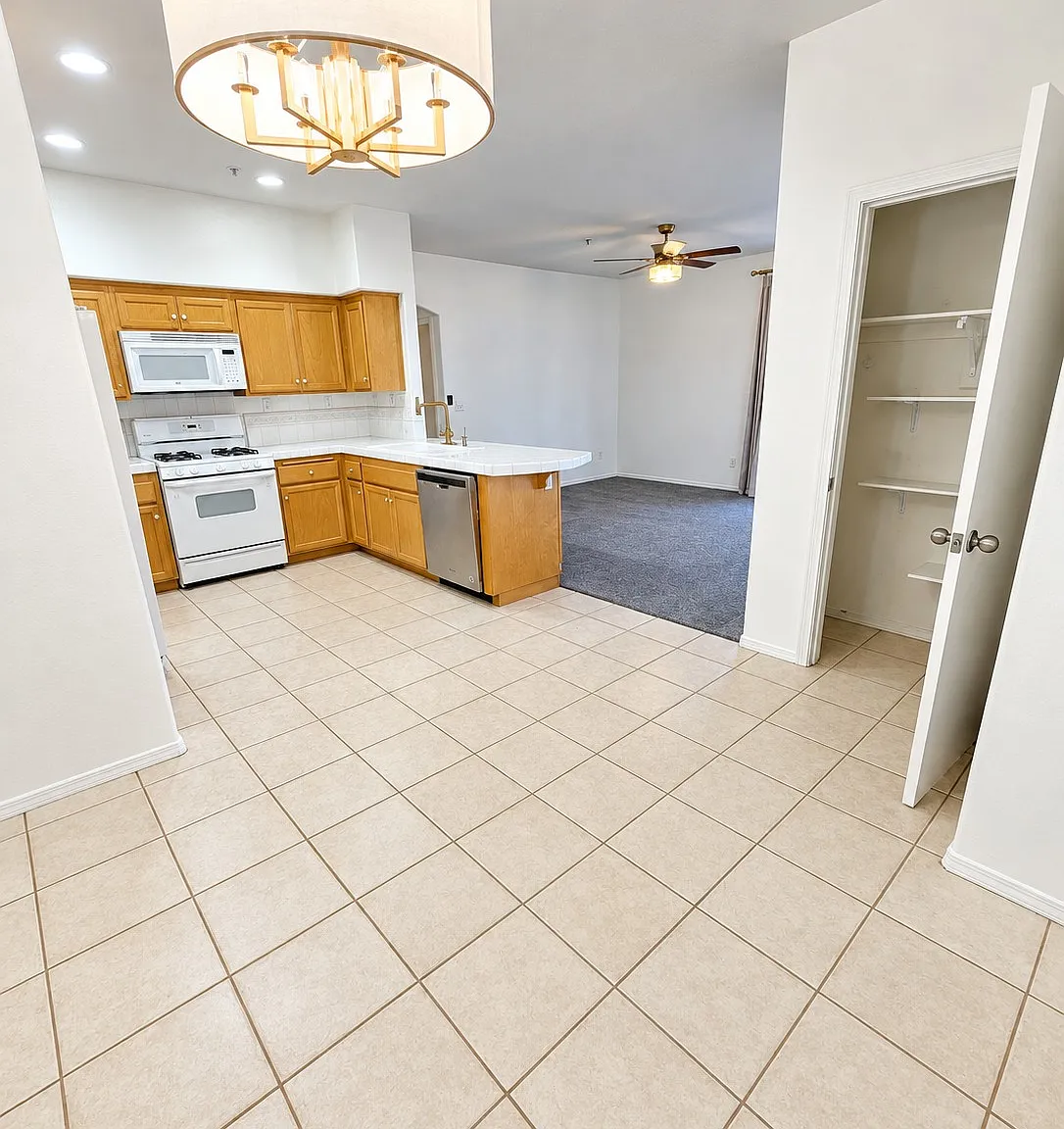 3 bed, 1130 sqft, $2,975 — Photo 3