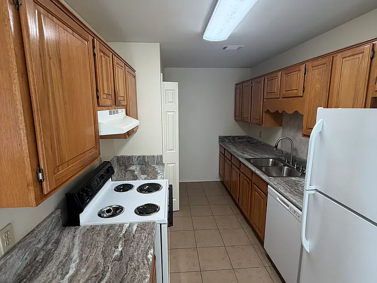 606 Benbrook Ct #606 — Photo 3