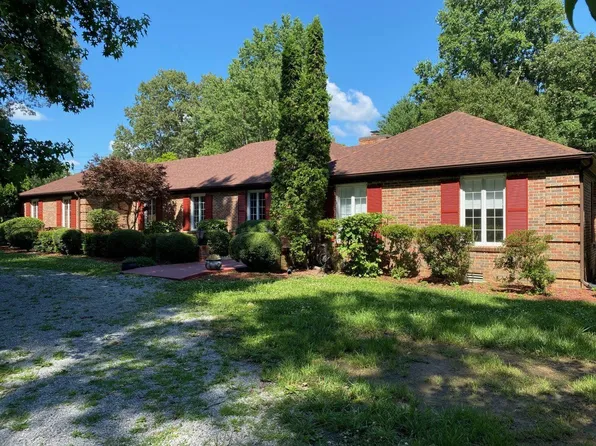 1416 Country Club Dr, Tullahoma, TN 37388