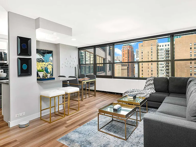 Offering nine different floor plans to choose from, our studio, one-, and two-bedroom pet-friendly residences feature lake or city views and a variety of finishes, like granite countertops, stainless