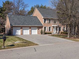 1340 Donegal Dr, Woodbury, MN 55125