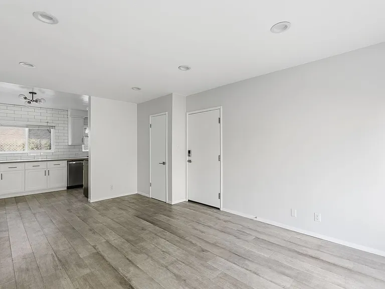 1676 Manning Ave — Photo 12