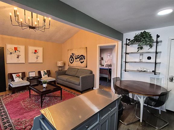 4th image of 2118 Oakdale St #3