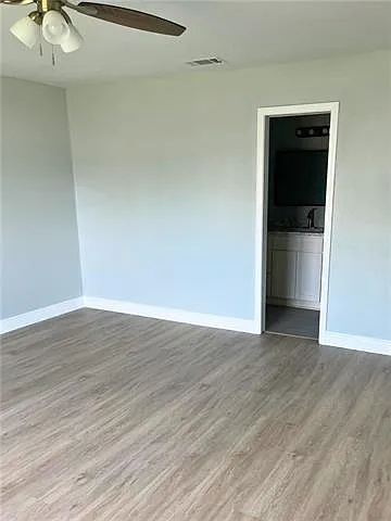 1028 Kingsway Dr W — Photo 10