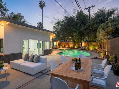 20859 Burbank Blvd, Woodland Hills, CA, 91367