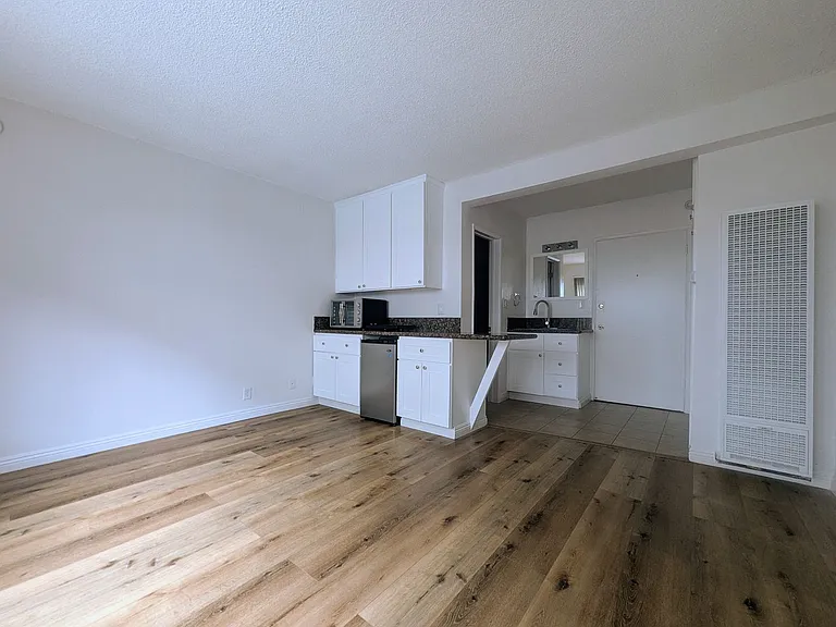 1811 Tamarind Ave — Photo 7