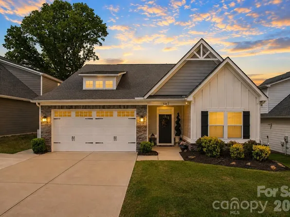 5042 Summer Surprise Ln, Charlotte, NC 28215